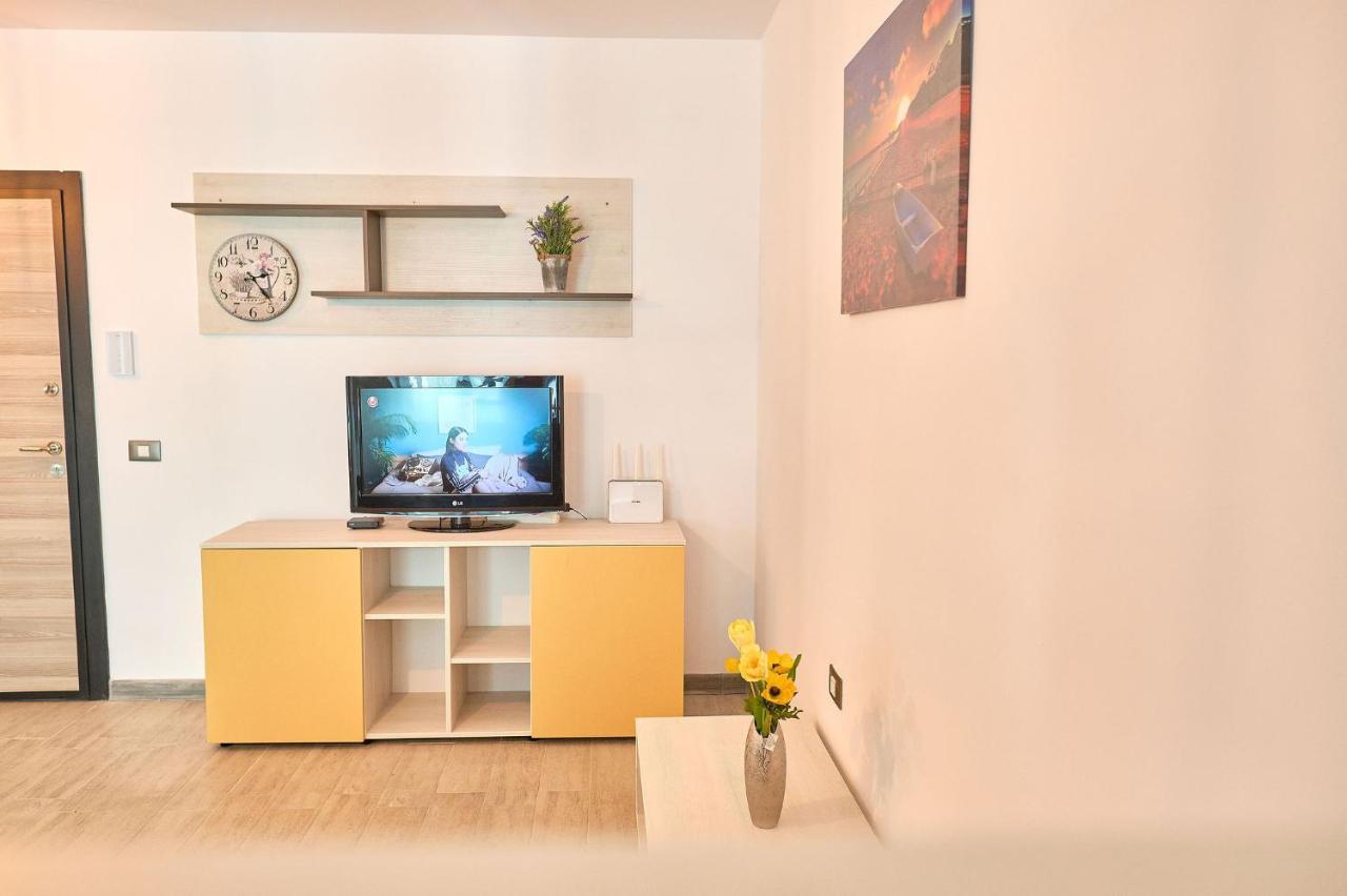 Orange Summer Apartment Spa Pools Beach Resort 마마이아 외부 사진