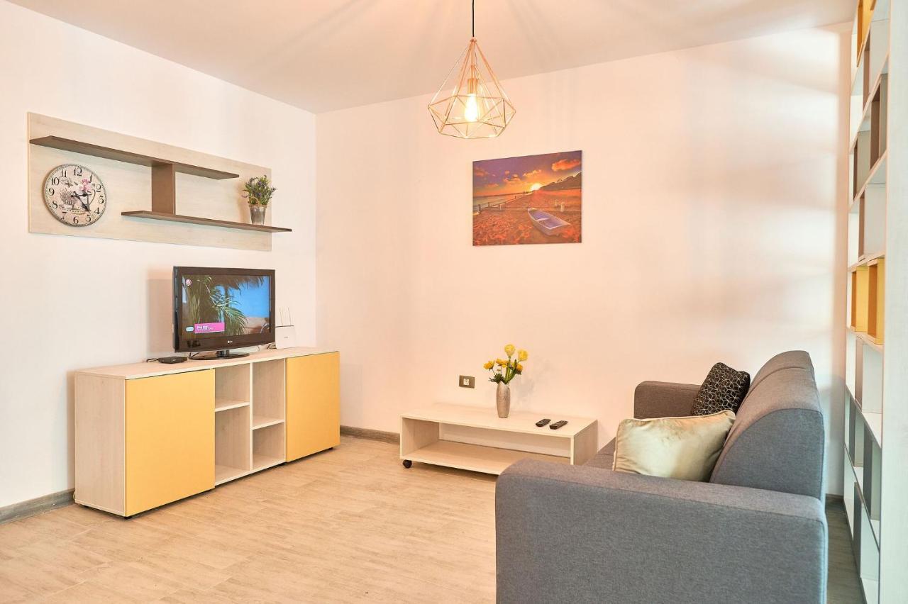 Orange Summer Apartment Spa Pools Beach Resort 마마이아 외부 사진