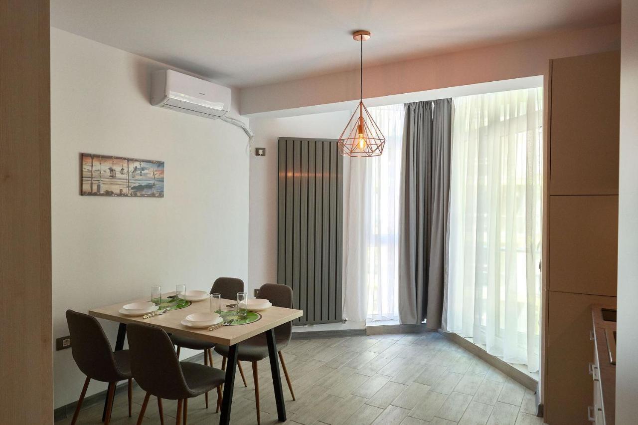Orange Summer Apartment Spa Pools Beach Resort 마마이아 외부 사진