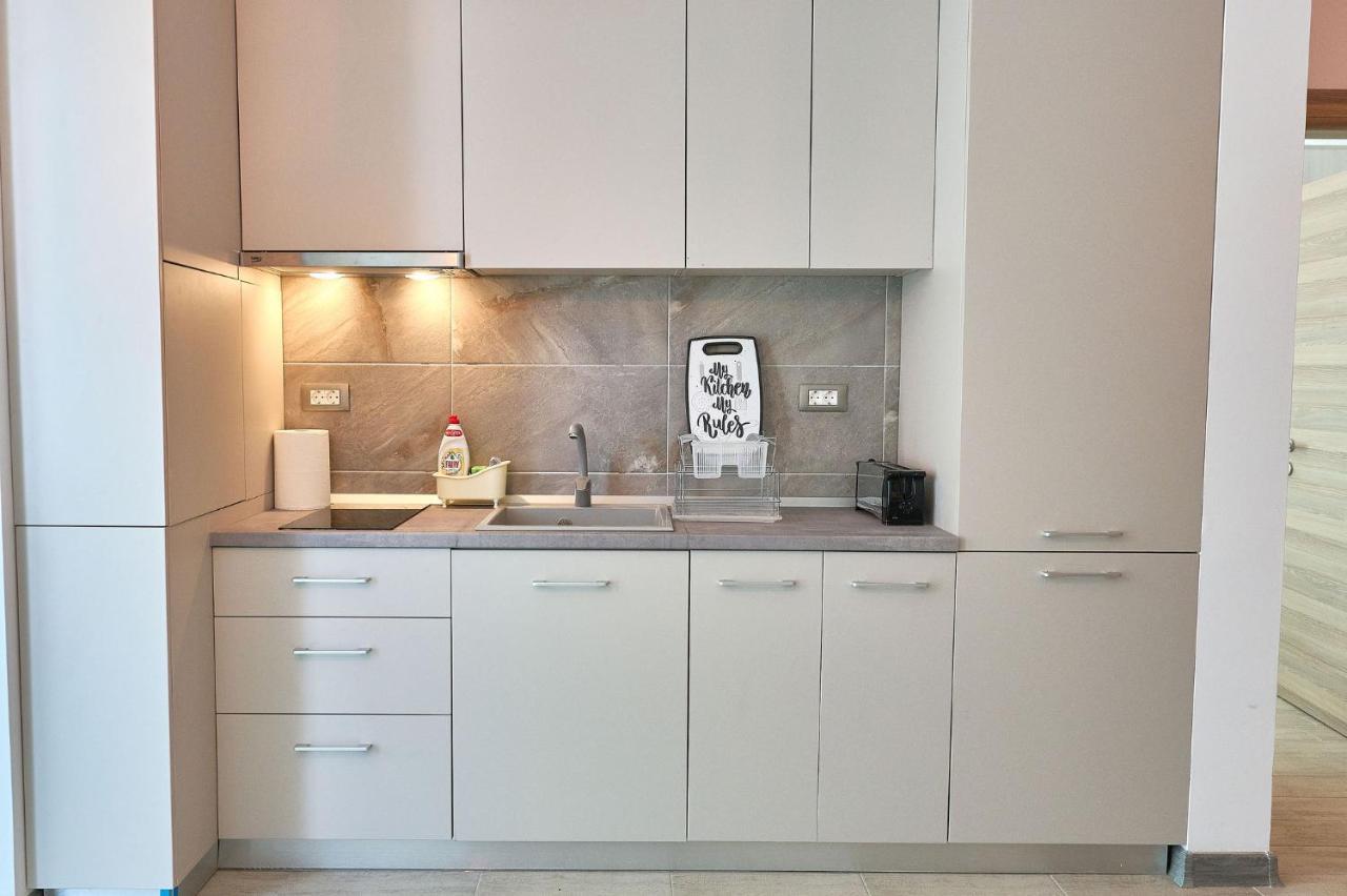Orange Summer Apartment Spa Pools Beach Resort 마마이아 외부 사진